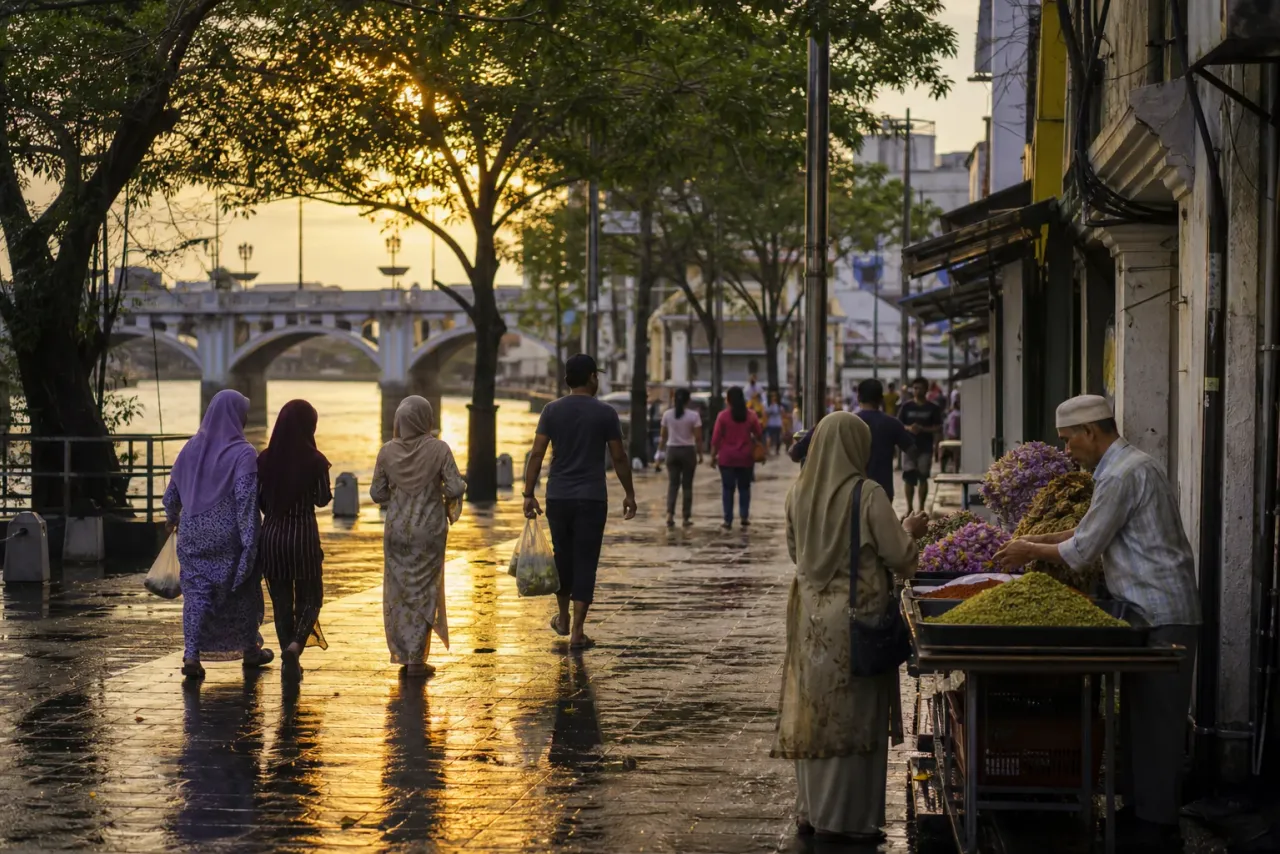 AI-created editorial interpretation of pedestrians and a spice stall beside the Klang river after rain