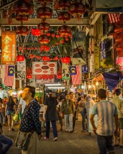 Lanterns and market stalls along Petaling Street